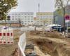 Blick in die Straße in der Innenstadt von Burg, in der eine Wasserleitung saniert werden soll.