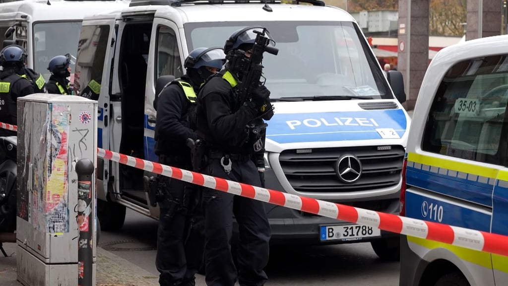 Polizei und SEK im Einsatz in Berlin-Köpenick. Ein Mann wurde in einem Imbiss in Berlin-Köpenick mehrfach angeschossen. Die Polizei sucht weiter nach dem Täter.