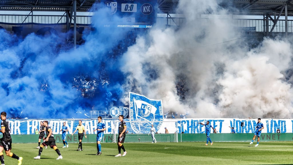 Blau-Weißer Rauch steigt auf: Fans des 1. FC Magdeburg.