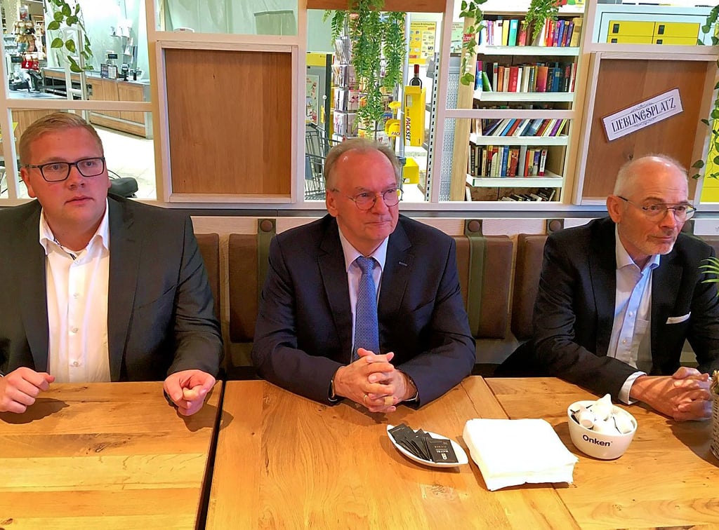 Ministerpräsident Reiner Haseloff (Mitte) mit Stadtratsvorsitzenden Volker Bauer (rechts) und Bürgermeisterkandidat Alexander Otto (CDU).