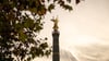 Die Siegessäule in Berlin neben herbstlich verfärbtem Laub. In Berlin und Brandenburg herrscht Herbstwetter. (Symbolbild)