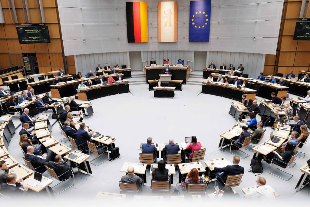 Die Mitglieder des Berliner Abgeordnetenhauses beginnen die Plenarsitzung am Donnerstag mit einer Feierstunde zum 35. Mauerfalljubiläum. (Archivbild)