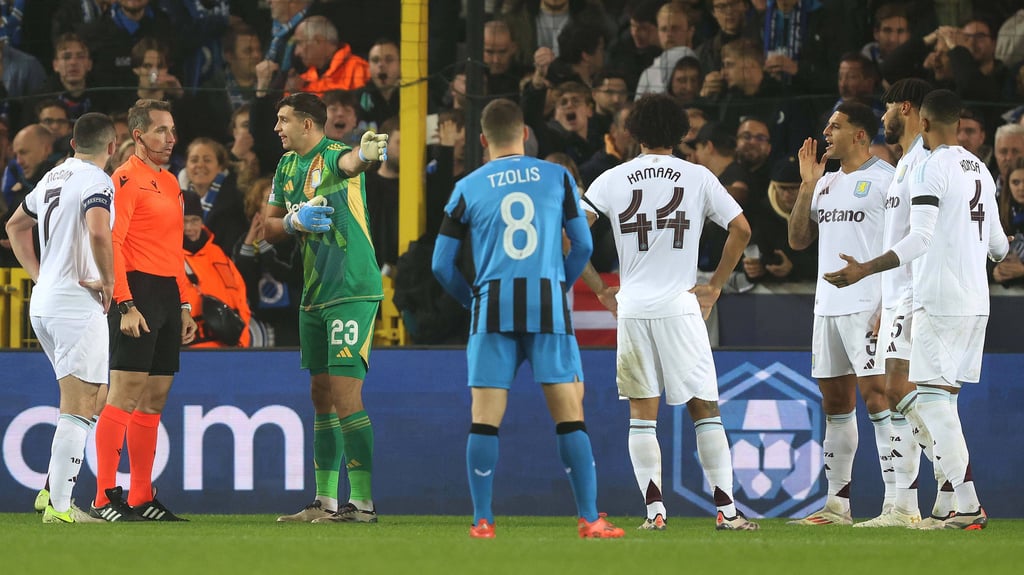 Fassungslosigkeit bei Aston Villa nach dem kuriosen Handelfmeter im Champions-League-Spiel gegen Brügge.