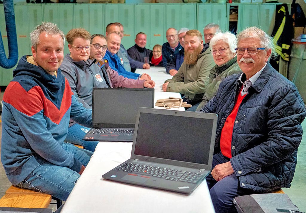 Der Nedlitzer Ortsbürgermeister und Eigentümer der Firma Hasomed, Peter Weber (r.), hat im Auftrag seiner Firma zwei Laptops an die Nedlitzer Feuerwehr übergeben, die Ortswehrleiter Marian Weimann (l.) entgegen nahm.