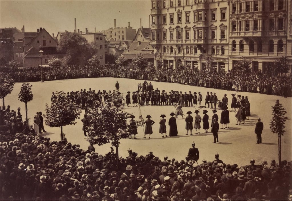 Fahnenspiel der Halloren um 1890 auf dem Hallmarkt. Zum Jubiläum der Salzwirker-Brüderschaft gibt es am Donnerstag erneut diese Zeremonie.
