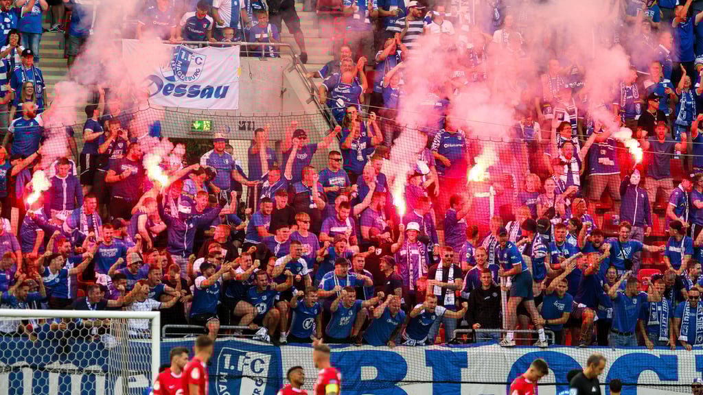 Die mitgereisten Fans des 1. FC Magdeburg zündeten Pyrotechnik beim DFB-Pokalaus ihres Teams bei Kickers Offenbach.