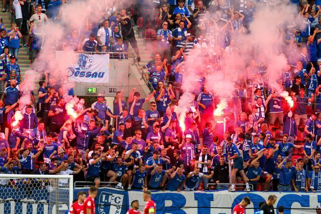 Die mitgereisten Fans des 1. FC Magdeburg zündeten Pyrotechnik beim DFB-Pokalaus ihres Teams bei Kickers Offenbach.