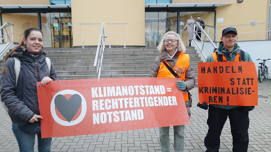 Mitglieder der Letzten Generation protestierten vor dem Amtsgericht.   