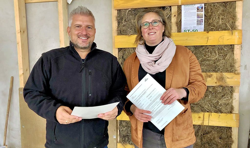 Ria Elstner vom Vorstand der Hanffaser Geiseltal AG begrüßt Andreas Marggraf als Vertreter der Stadt Mücheln als 60. Mitglied der Genossenschaft.