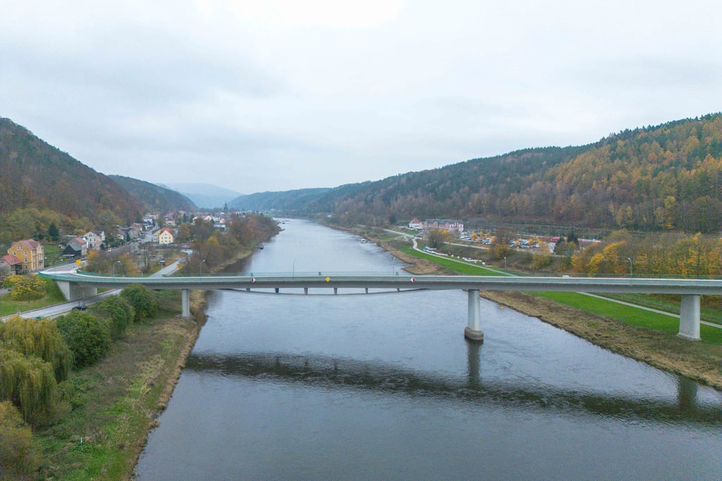 Bislang ist unklar, ab wann und in welchem Umfang die Elbbrücke in Bad Schandau wieder genutzt werden kann.