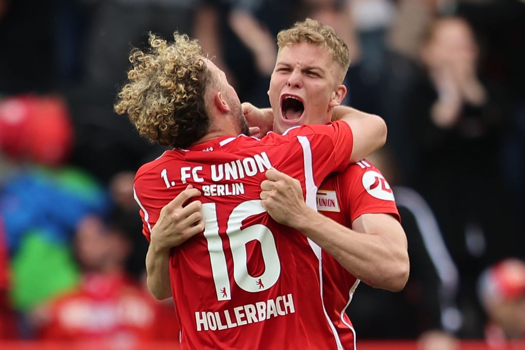 Andras Schäfer und Benedict Hollerbach feiern am 34. Spieltag den Klassenerhalt mit Union Berlin.