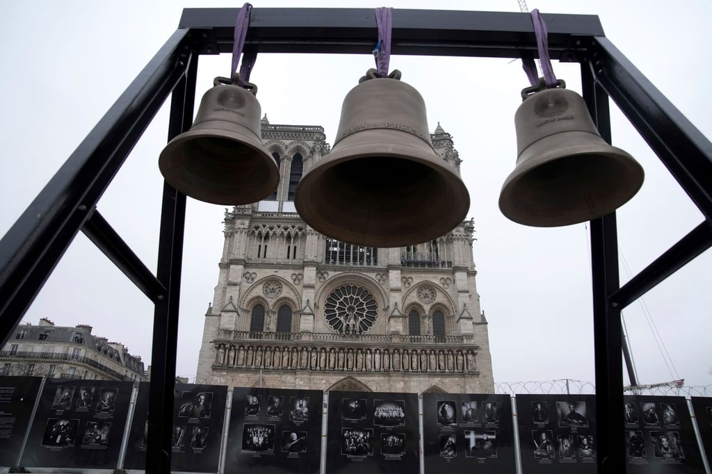 Als materielles Erbe der Olympischen Spiele wird die während der Wettkämpfe im Stadion stehende Glocke in Notre-Dame aufgehängt.