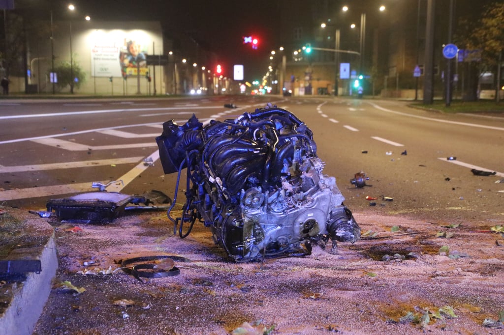 Heftiger Unfall am Riebeckplatz Halle: Der herausgerissene Motor lag auf der anderen Straßenseite.