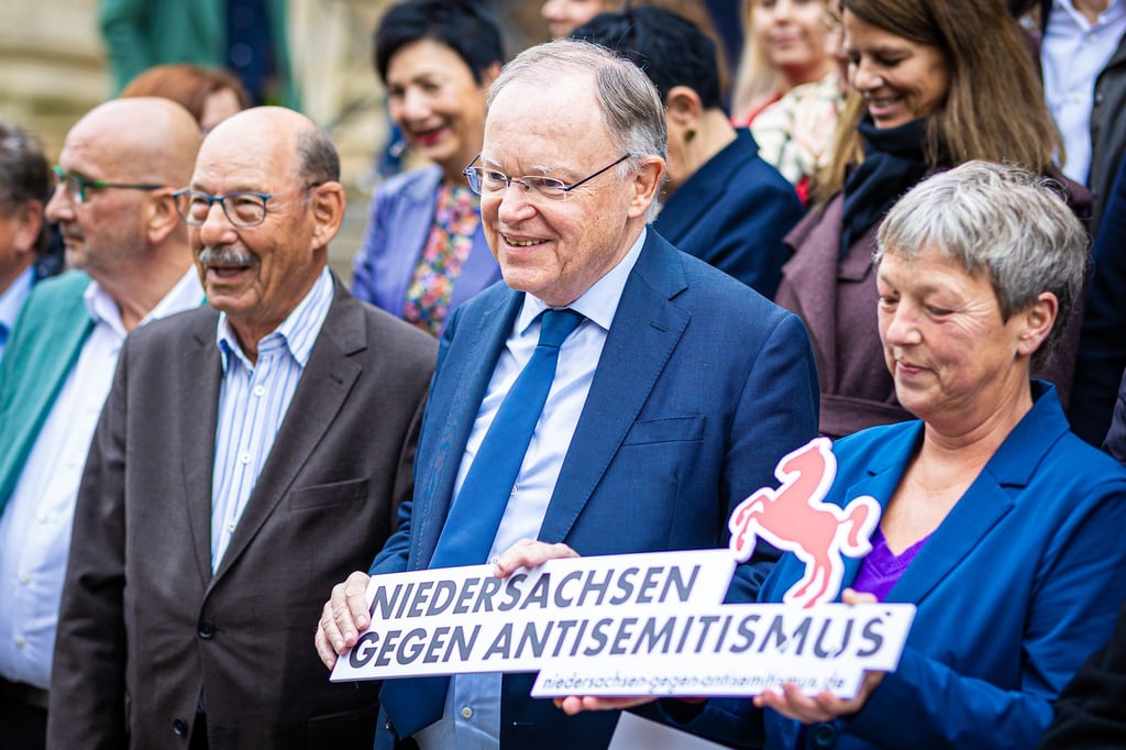 Auch Niedersachsens Ministerpräsident Weil und Landtagspräsidentin Naber (rechts) unterstützen die Kampagne.