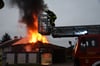 Die Feuerwehr Kalbe brachte ihr Drehleiterfahrzeug in Position, um von oben löschen zu können.