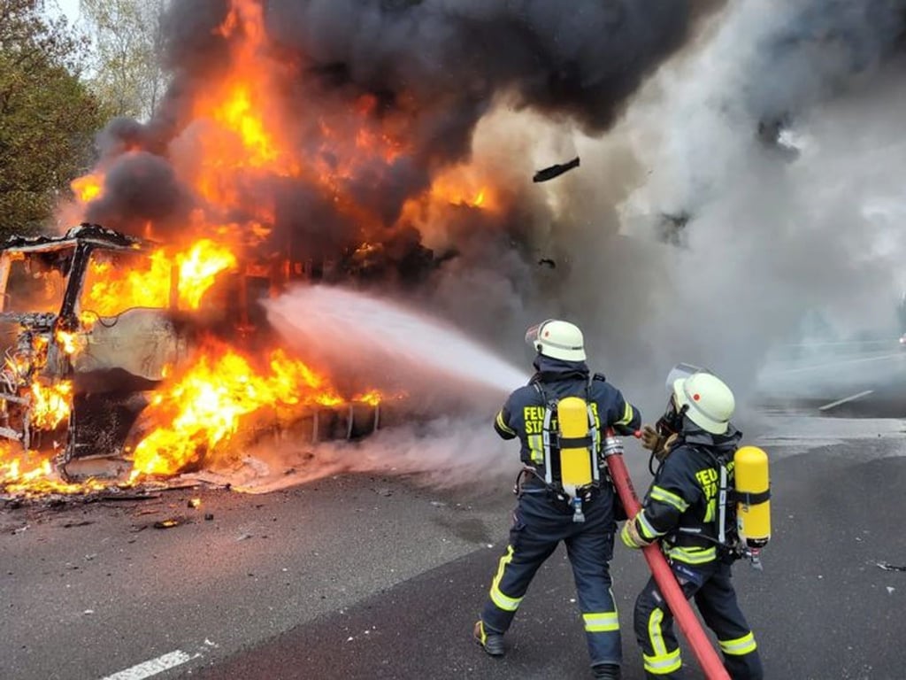 Brannte Lichterloh: Um einen Lkw mit brennendem Kunststoffgranulat zu löschen, setzte die Feuerwehr Spezialschaum ein.