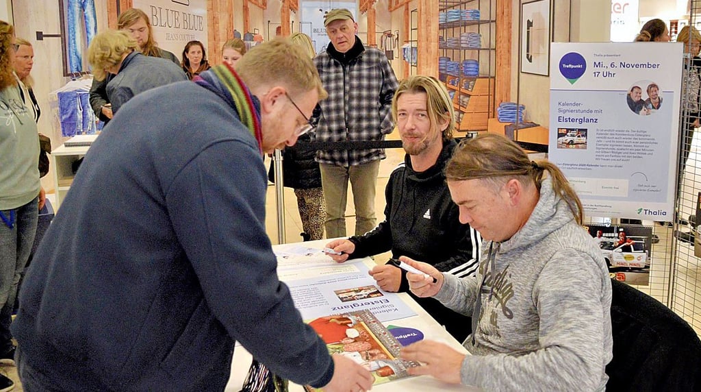 Elsterglanz-Signierstunde bei Thalia in Wittenberg: Gilbert Rödiger und Sven Wittek stellen ihren neuen Kalender vor.