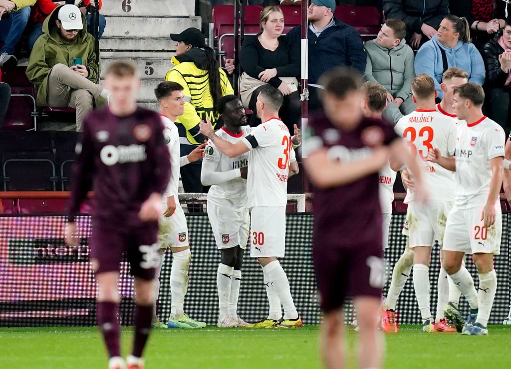 Sirlord Conteh (3. v. l.) traf für Heidenheim zur Führung bei Heart of Midlothian.
