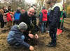 Umweltdezernent René Rebenstorf pflanzt mit Kindern Bäume - 25 Jahre Freiwilligenagentur war der Anlass. 