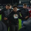 Halberstadts Trainer Manuel Rost im Kreis seiner Mannschaft nach dem Pokal-Aus.