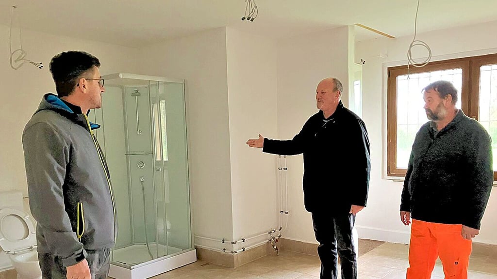 Fast geschafft: Das Sanitärgebäude an der Kiesgrube Roßla ist nach dem heftigen Winterhochwasser renoviert worden. Matthias Dittrich, Jens-Peter Junker und Veit Wernicke (v. l.) begutachten das gemeinsame Werk.