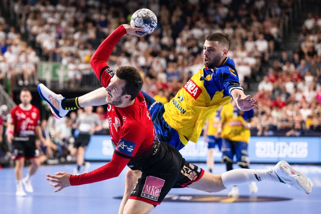 Manuel Strlek (l) wechselt zu den Füchsen Berlin in die Handball-Bundesliga.