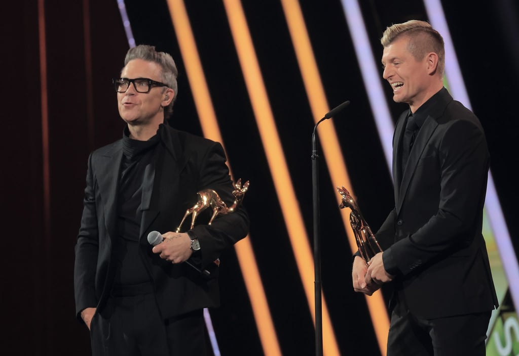 Robbie Williams überreichte Toni Kroos den „Bambi“, nachdem er bereits selbst einen erhalten hat.
