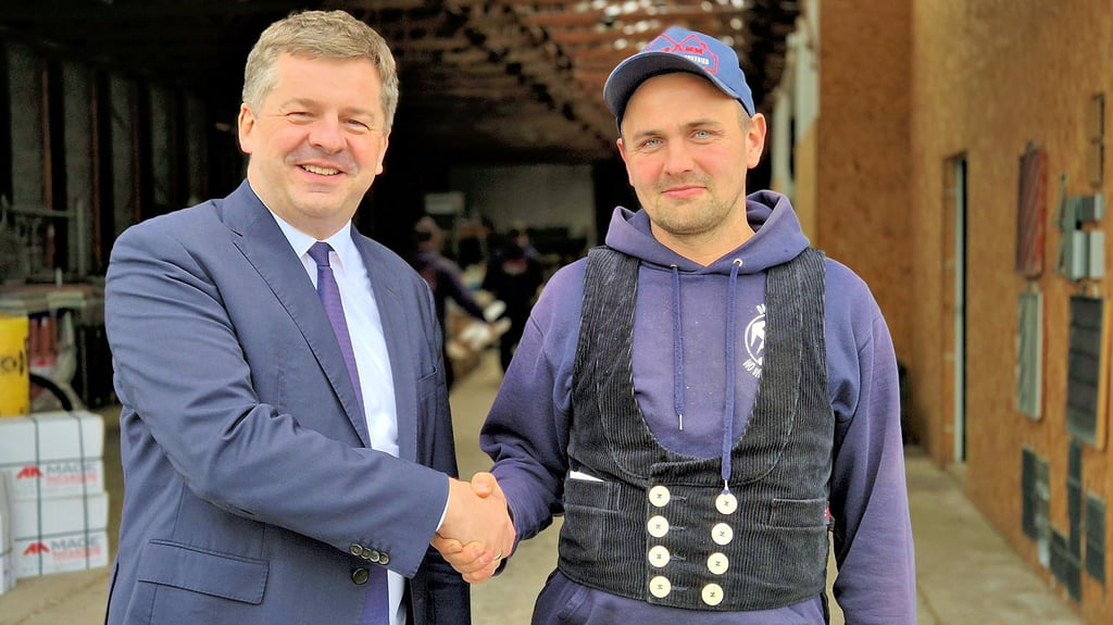 Sachsen-Anhalts Wirtschaftsminister Sven Schulze (CDU) hat Dachdeckermeister Stefan Gräf in Schönhausen besucht und ihm eine Überraschung bereitet, mit der der 32-Jährige nicht gerechnet hätte.