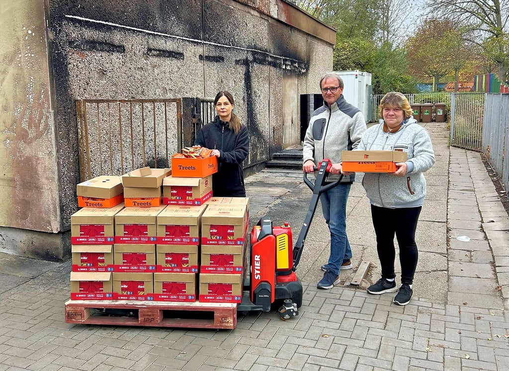 Die Spuren vom Brand an der Ausgabestelle in Magdeburg-Olvenstedt sind noch nicht ganz verschwunden. Dennoch können Nancy Goltze (links), Holger Franke und Christine Schubert von der Tafel wieder dem normalen Arbeitsalltag nachgehen.