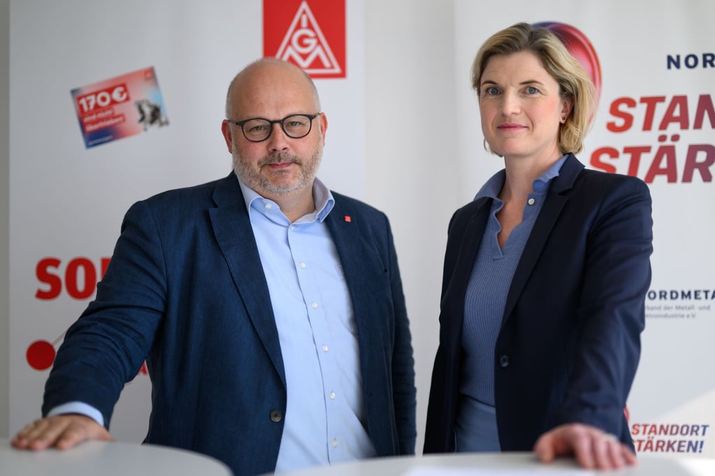 Peilen Pilotabschluss in der Metall- und Elektroindustrie an: die Verhandlungsführer der IG Metall Küste, Daniel Friedrich, Lena Ströbele vom Arbeitgeberverband Nordmetall.