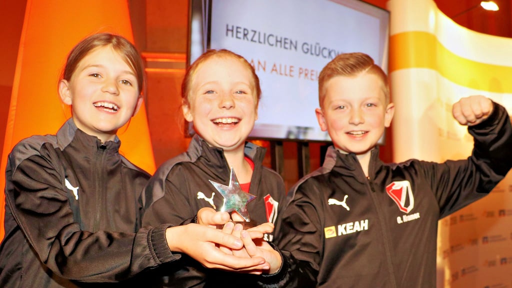 Geburtstagskind Sophie Mülau (Mitte), Lena Bendel und Oliver Kramer strahlen mit dem „Silbernen Stern des Sports“ um die „Wette.
