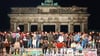 Brandenburger Tor am 9. November 1989: Power auf der Mauer