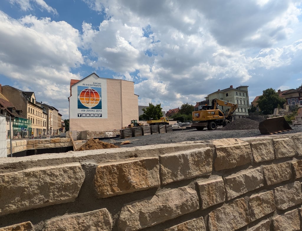 Am Parkplatz Besenstraße wird seit Wochen gebaut, das Areal wird saniert und umgebaut.