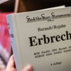 Ein Erbenermittler sitzt in in Leipzig U-Haft, weil er mindestens 1,6 Millionen Euro Geld veruntreut haben soll.