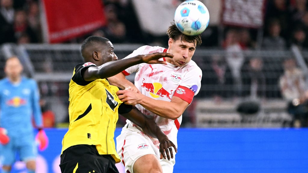 Intensive Zweikämpfe wie hier Willi Orban (r.) muss RB Leipzig gegen Gladbach zeigen.