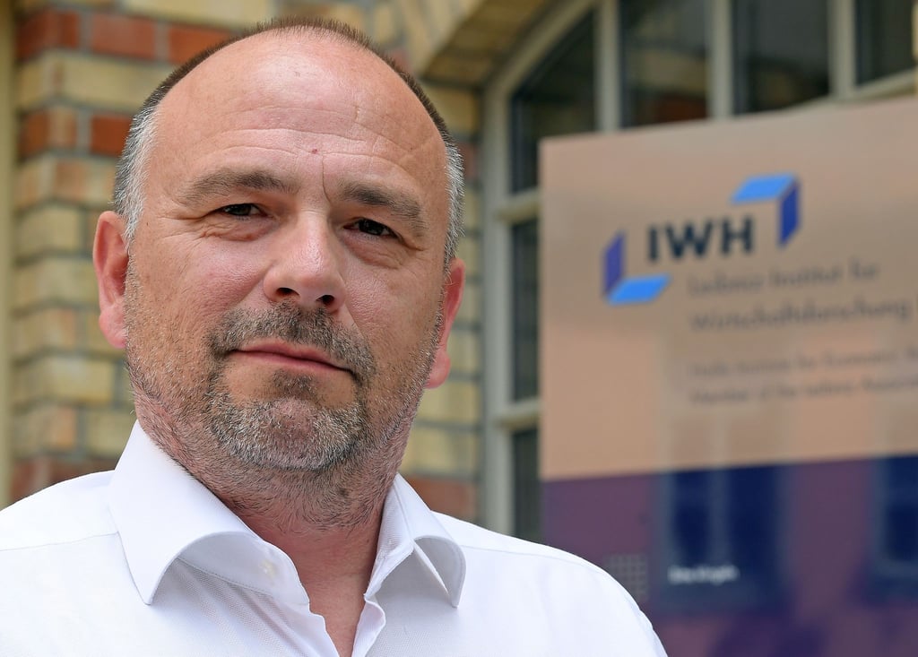 IWH-Präsident Reint Gropp rechnet vor allem mit der Einfuhr von Zöllen - und entsprechenden Auswirkungen für deutsche Unternehmen. (Archivbild)