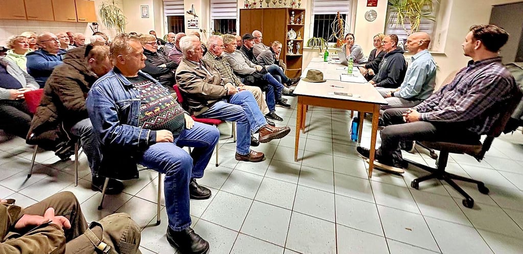 Viele Besucher sind zur Einwohnerversammlung in Mügeln im Ausbildungsraum der freiwilligen Feuerwehr gekommen, um ihre Anliegen dem neuen Ortsteilbeirat vorzubringen.