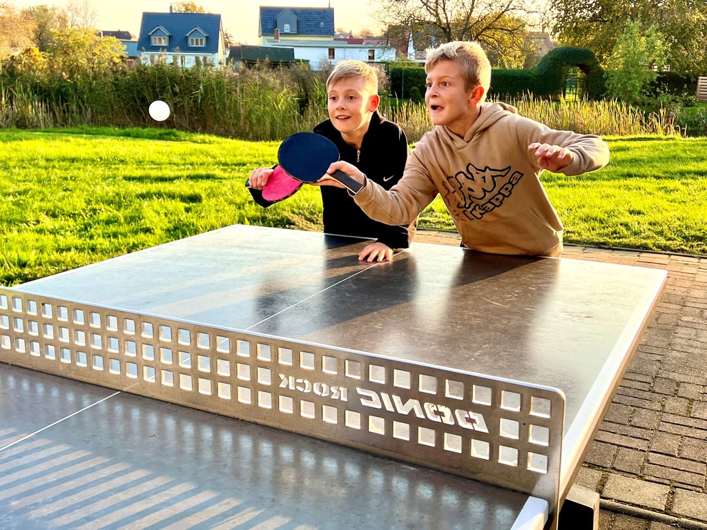 In Gerbitz probieren John Luca Sonnenburg (links) und Eddie Maibaum die neue Tischtennisplatte gleich aus.