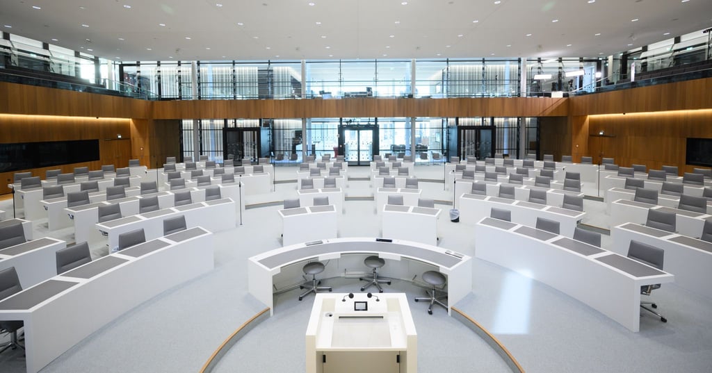 Blick in den Plenarsaal des niedersächsischen Landtages. Einer aktuellen Umfrage zufolge, wäre die CDU hier die stärkste Kraft. (Archivbild)