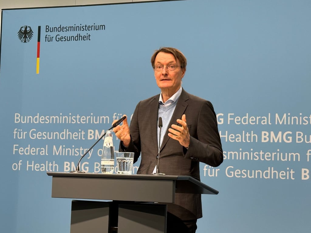 Bundesgesundheitsminister Lauterbach hat dem Kabinett eine Regierungsverordnung zur Anhebung des Pflegebeitrags zugeleitet.