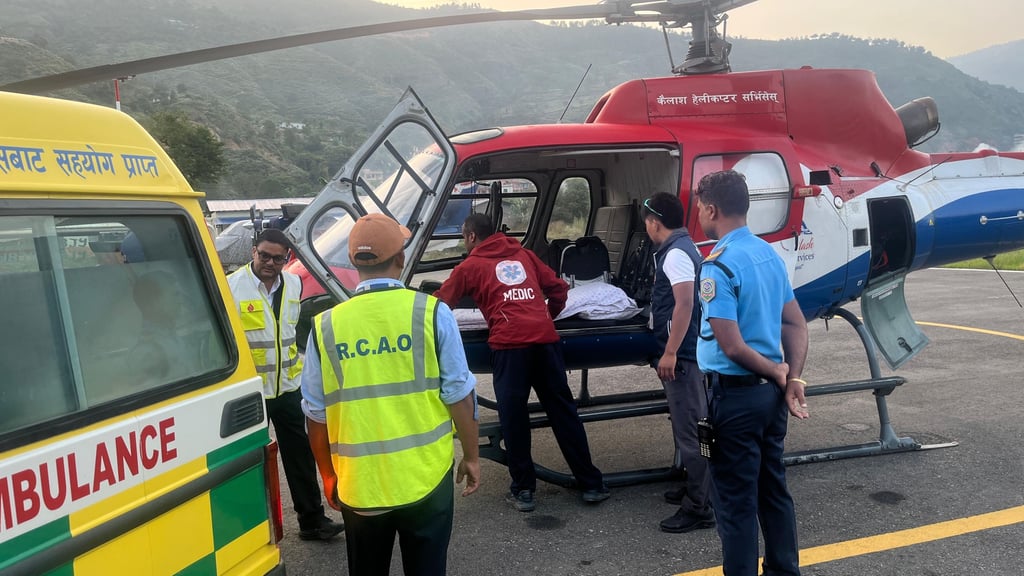 Ende der Motorrad-Weltreise von Juliane und Christian Brych aus Bernburg in Nepal: Nach einem Unfall fliegt ein Helikopter Jule ins Krankenhaus.