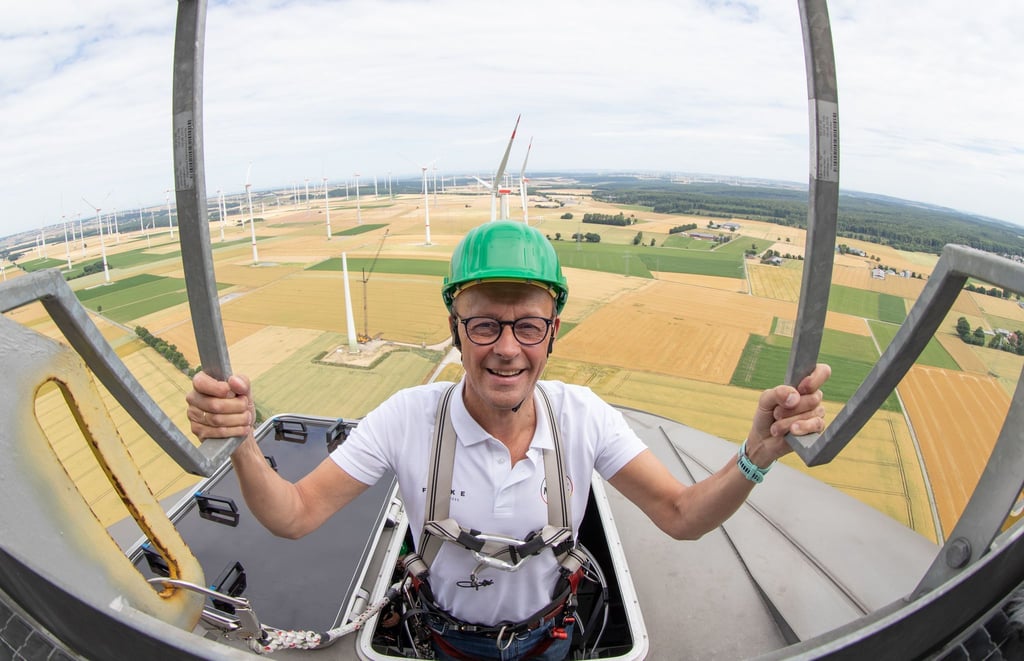Der CDU-Bundesvorsitzende Friedrich Merz steigt auf das Maschinenhaus einer Windkraftanlage. (Archivbild)