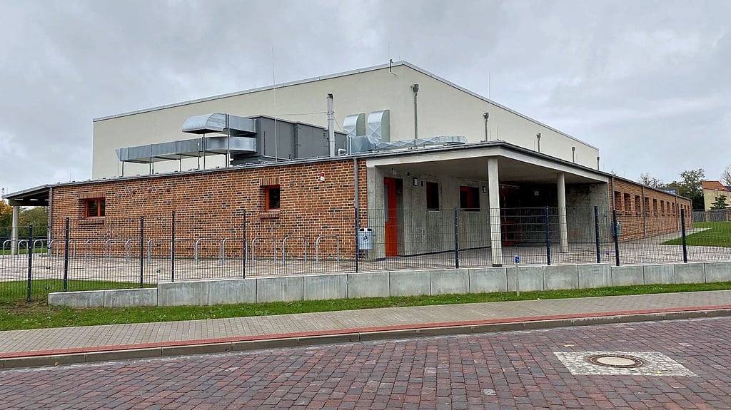 Die Zweifelder Sporthalle in Arneburg wurde in diesem Jahr fertiggestellt. Während Hitzeperioden hat sie aber Probleme. Nun soll für mehr Schatten in der Halle gesorgt werden.