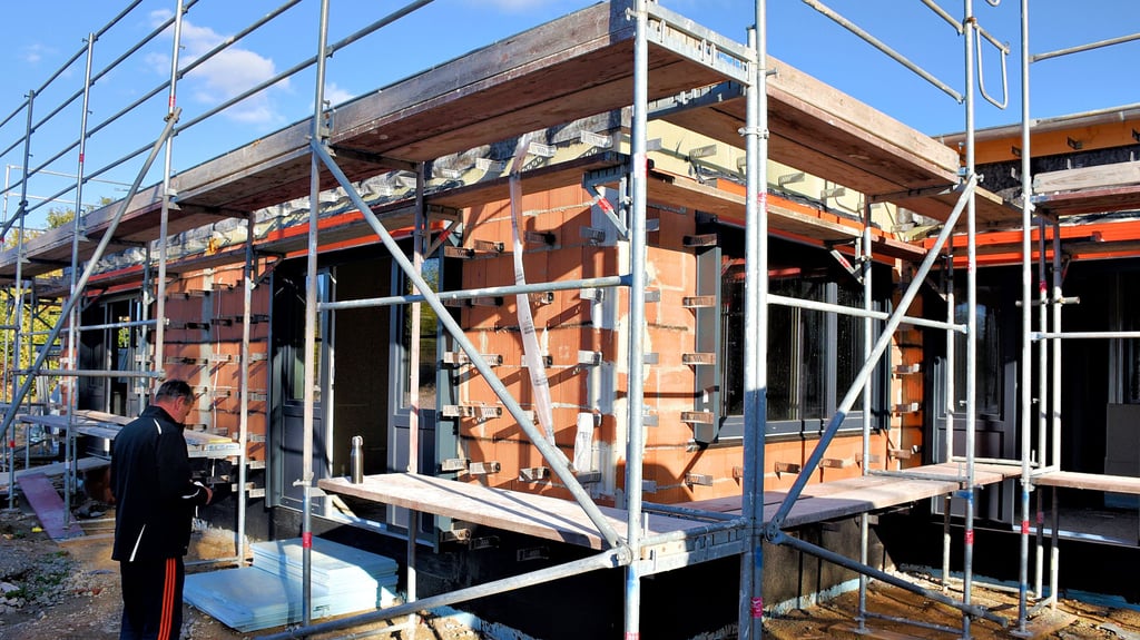 Der Neubau in der Altenweddinger Straße in Wolmirsleben nimmt immer mehr Konturen an. Dort soll schon bald eine Kinderwohngruppe mit zehn Mädchen und Jungen einziehen.