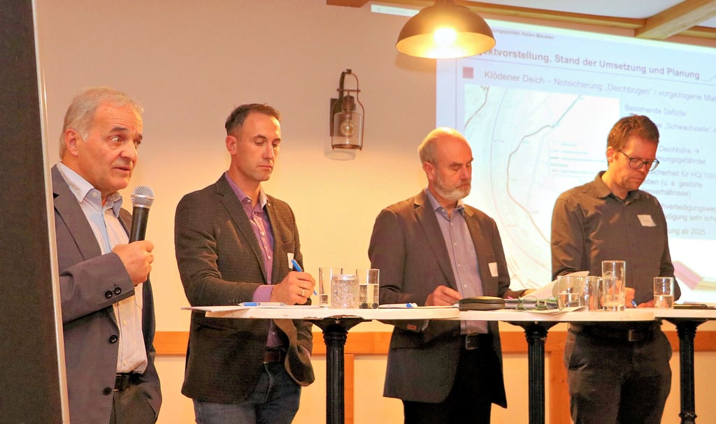 Sie stellen sich in Klöden bei der Informationsveranstaltung zum Flutpolder Axien-Mauken den Fragen der betroffenen Anwohner: (von links) Planer Heiko Scholz, Martin Etzold vom LHW, Sven Schulz vom Umweltministerium und Christian Jöckel vom LHW.