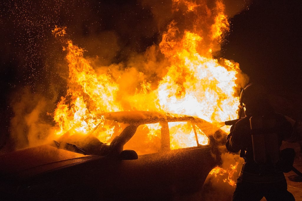 Feuerwehreinsatz: Ein Auto steht auf der A9 Richtung Halle bei Bad Dürrenberg in Flammen.