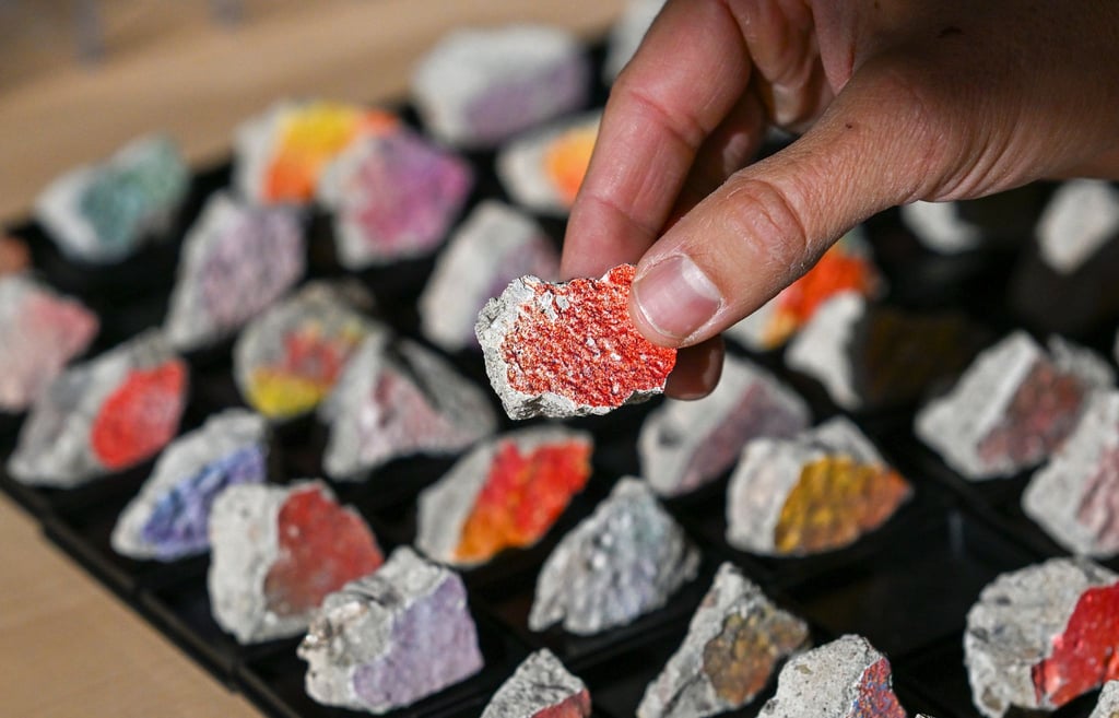 Die Farbe auf den Mauer-Steinen wird neu aufgetragen.