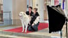 Theater-Intendantin Dorotty Szalma und ihre Tochter Mila lassen sich mit Hund Neo ablichten.