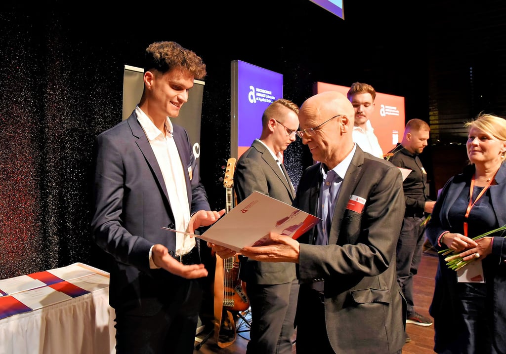 Etwa 250 Studierende aus Köthen, Dessau und Bernburg haben sich dieses Jahr für das Deutschlandstipendium beworben. Einer der Ausgewählten ist Paul Pöhlitz (links), er studiert Biomedical Engineering. Dekan Prof. Dr. Marc Enzmann (rechts) übergab ihm die Urkunde.