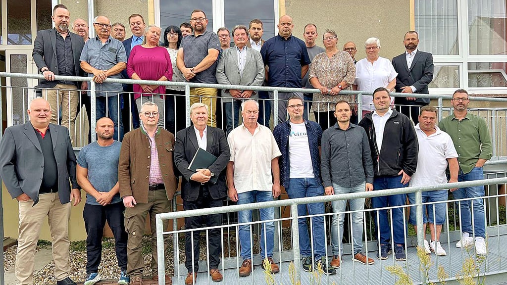 Vor der Konstituierung am 3. Juli traf sich der neue Gemeinderat zum Gruppenfoto. Kurz danach wurde Sven Manke (vorn l.) zum Vorsitzenden gewählt. Nun hat er nicht nur dieses politische Amt niedergelegt.